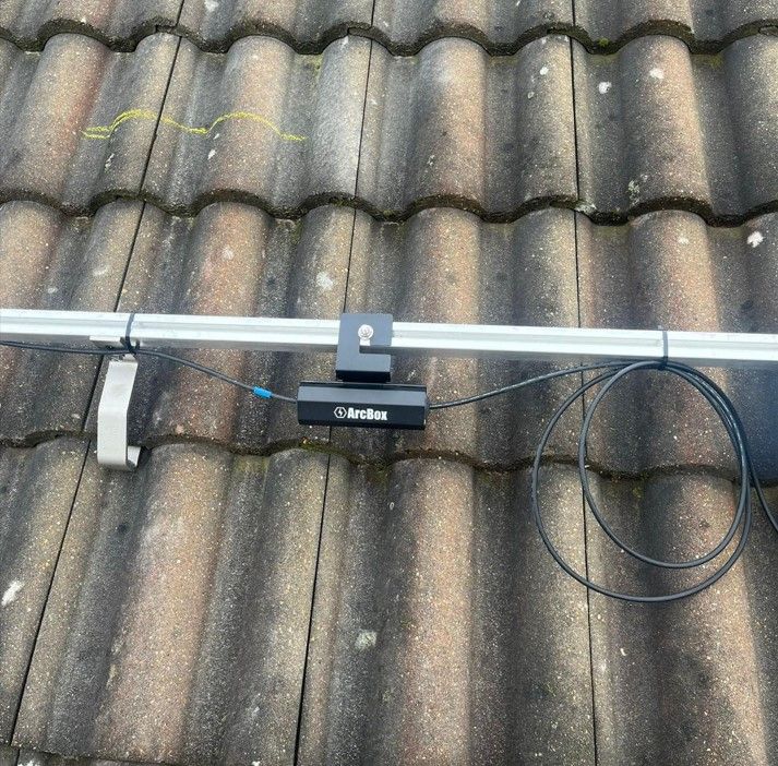 Dispozitiv autonom de stingere pentru conectorii panourilor fotovoltaice - ArcBox